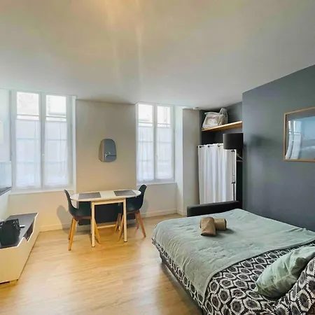 Moderne Renove Saint-Jean-dʼAngély